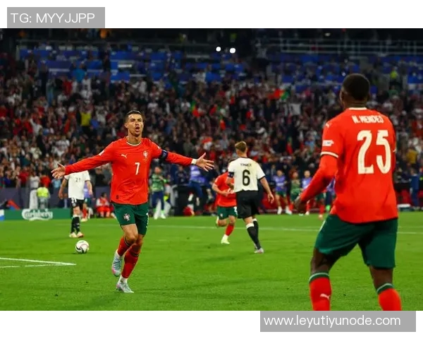 C罗分享球队合影庆祝晋级世界杯激励全队继续奋斗为葡萄牙加油