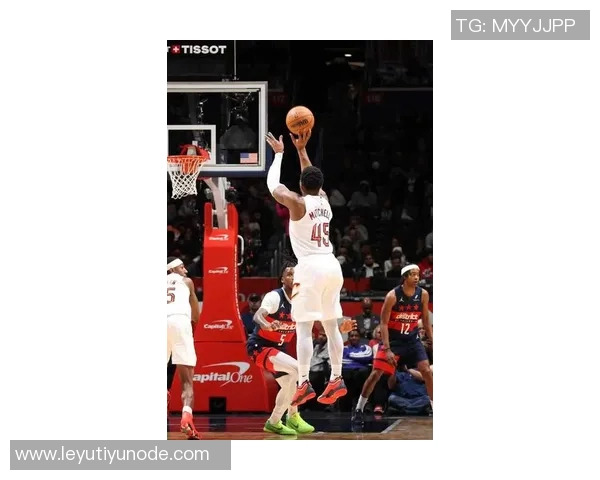 米切尔表现起伏明显第三节狂砍21分末节却陷入低迷仅得4分失误频繁